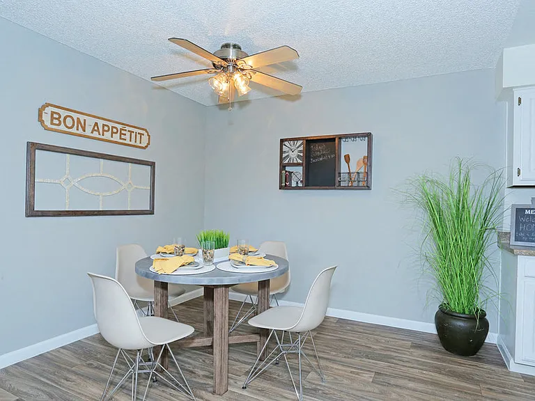 Sunset Pointe Apartments — Photo 16