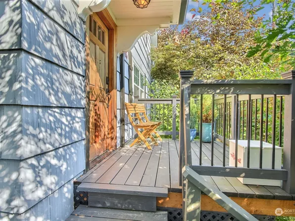 413 Dewey Pl E, Seattle, WA 98112