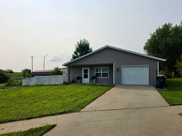 13 Brook Cir, Pella, IA 50219