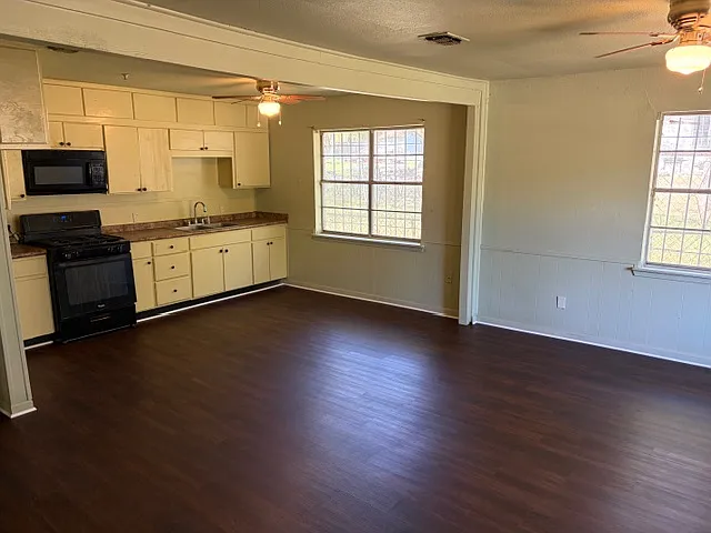 4 bed, 1.5 bath, 1266 sqft, $1,050 — Photo 2