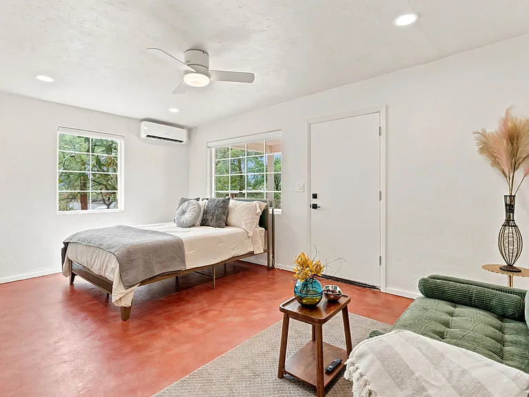 2542 E Seneca St — Photo 33