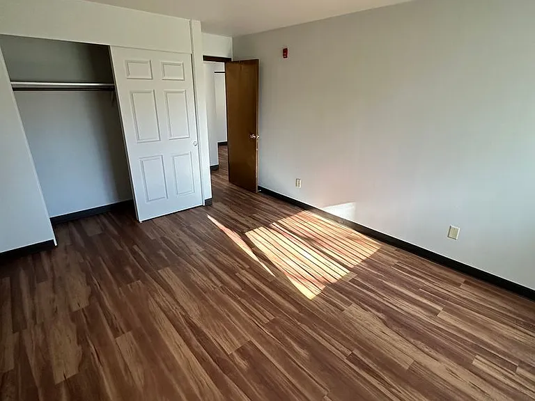 Plaza IV Apartments in St. Francis. — Photo 9