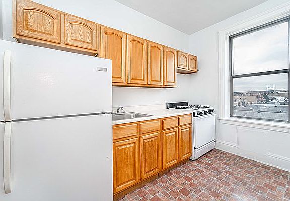 4th image of 22-5 37th St #4C