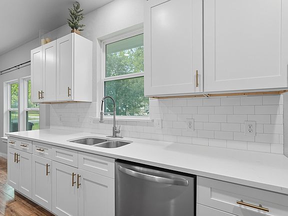 5th image of 2020 Hemphill St