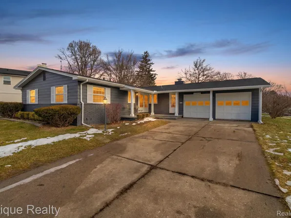 11325 Woodbridge Dr, Grand Blanc, MI 48439