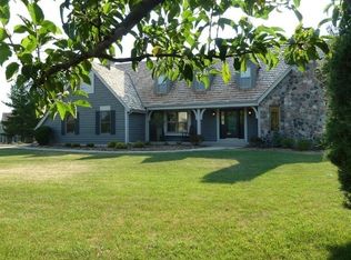 1401 Willow Dr, Delafield, WI 53018