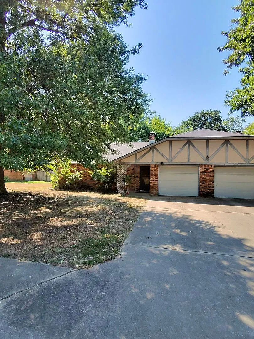 2-Bedroom, 1.5-Jack&Jill Bathroom. Left side of Duplex with Fenced-In Backyard, 1x Car Garage, an... — Photo 2