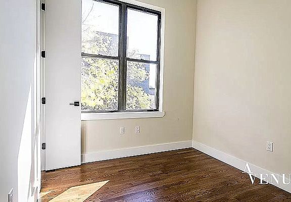 4th image of 567 Evergreen Ave #3B