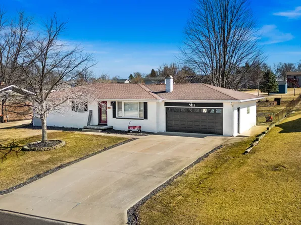 411 Hillcrest Dr, Washington, IL 61571