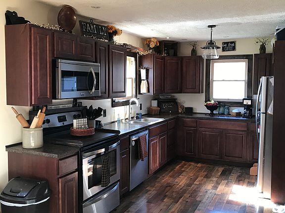 5th image of 228 Parkway Dr N