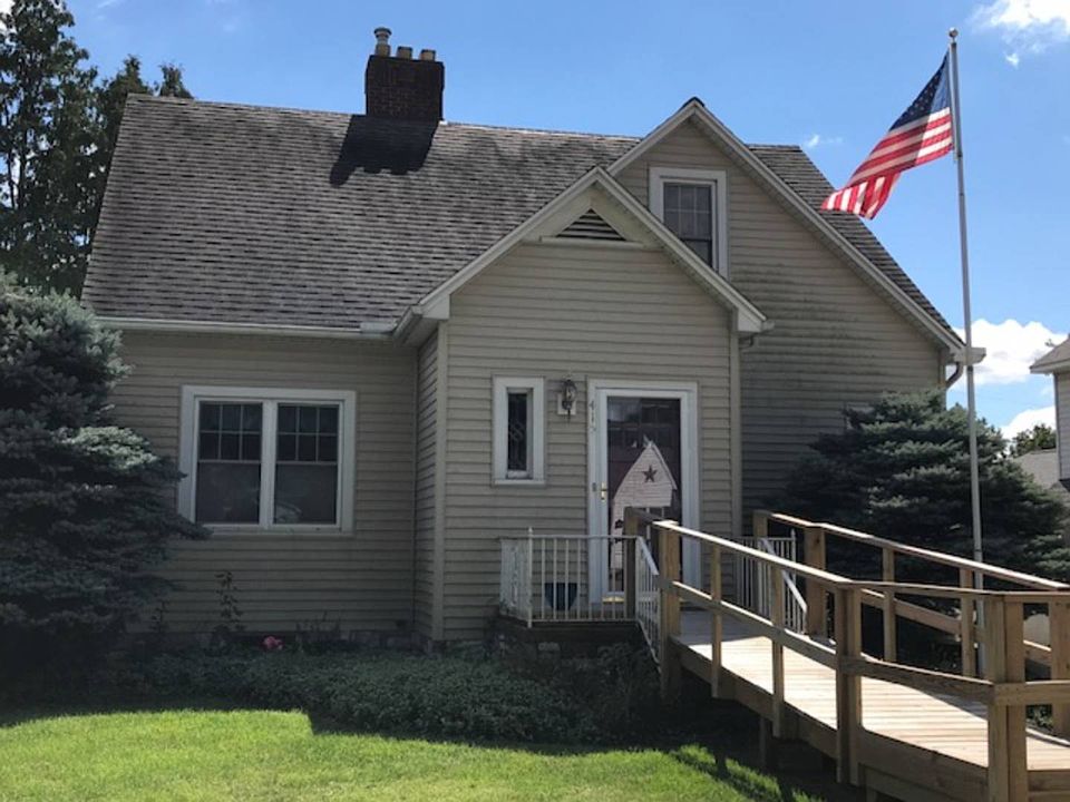 1st image of 415 E Waterford St