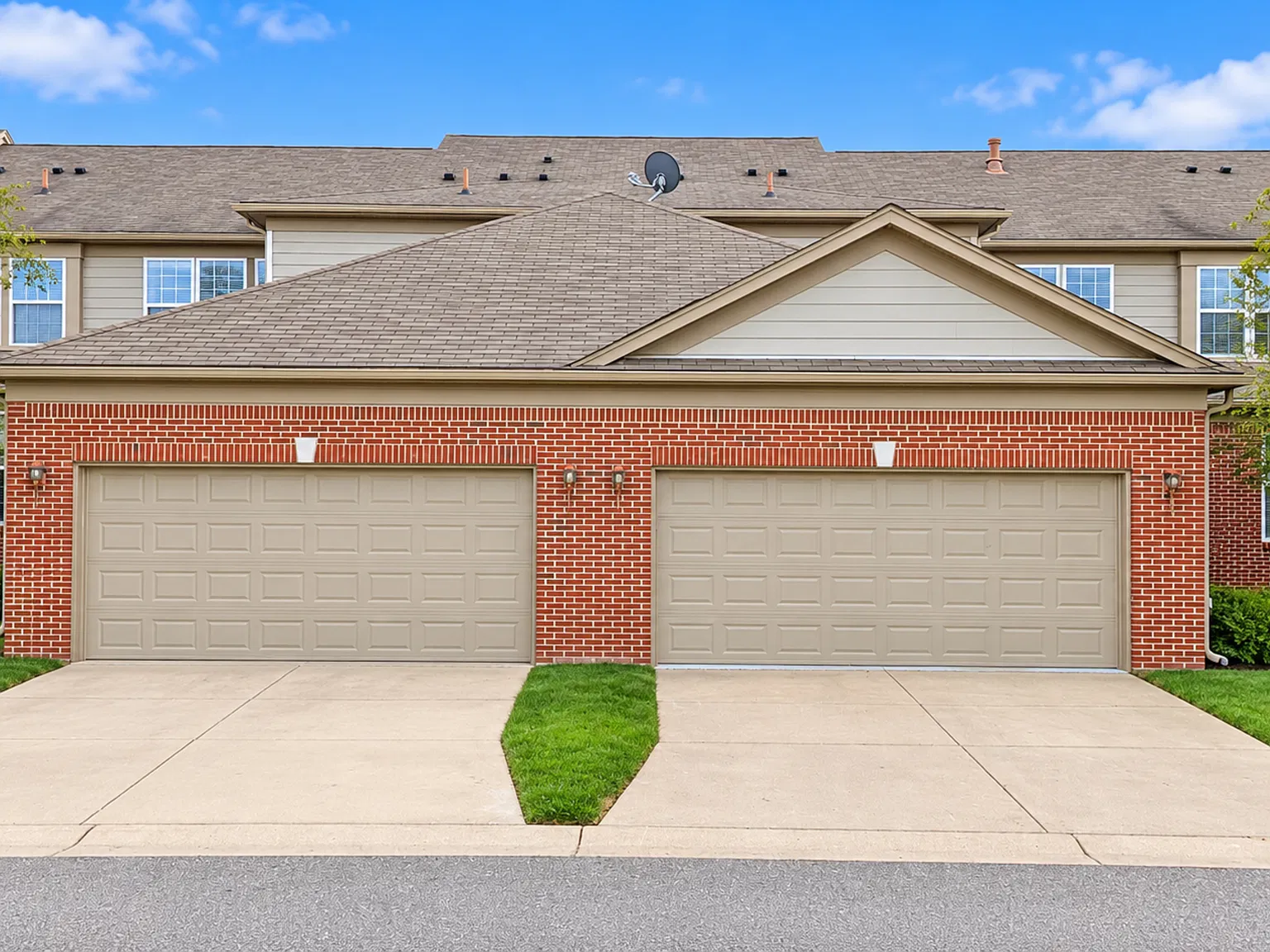 2 bed, 2.5 bath, 1872 sqft, $2,500 — Photo 2
