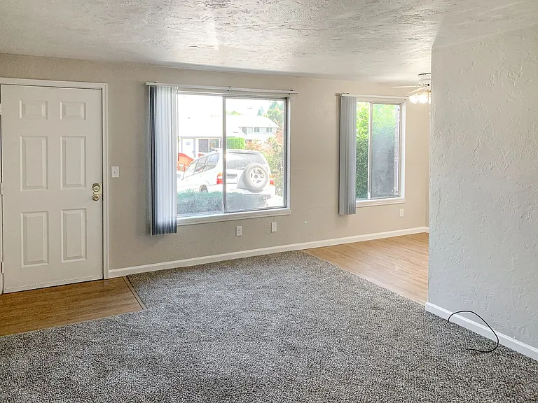 Apartment in West Salem near banks, shopping areas, bus lines, and downtown! ~ Colonial — Photo 55