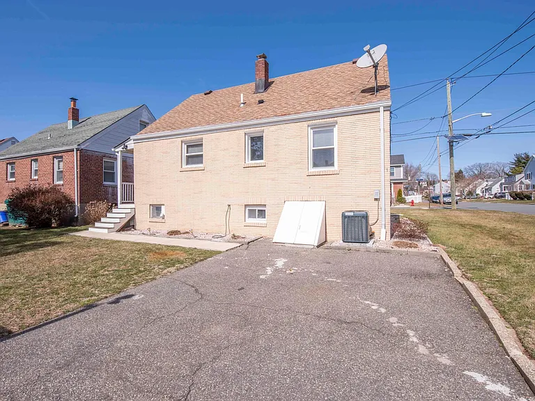 267 Hoover Ave — Photo 11