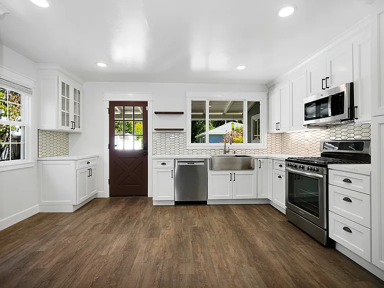 2249 Whyte Park Ave — Photo 8