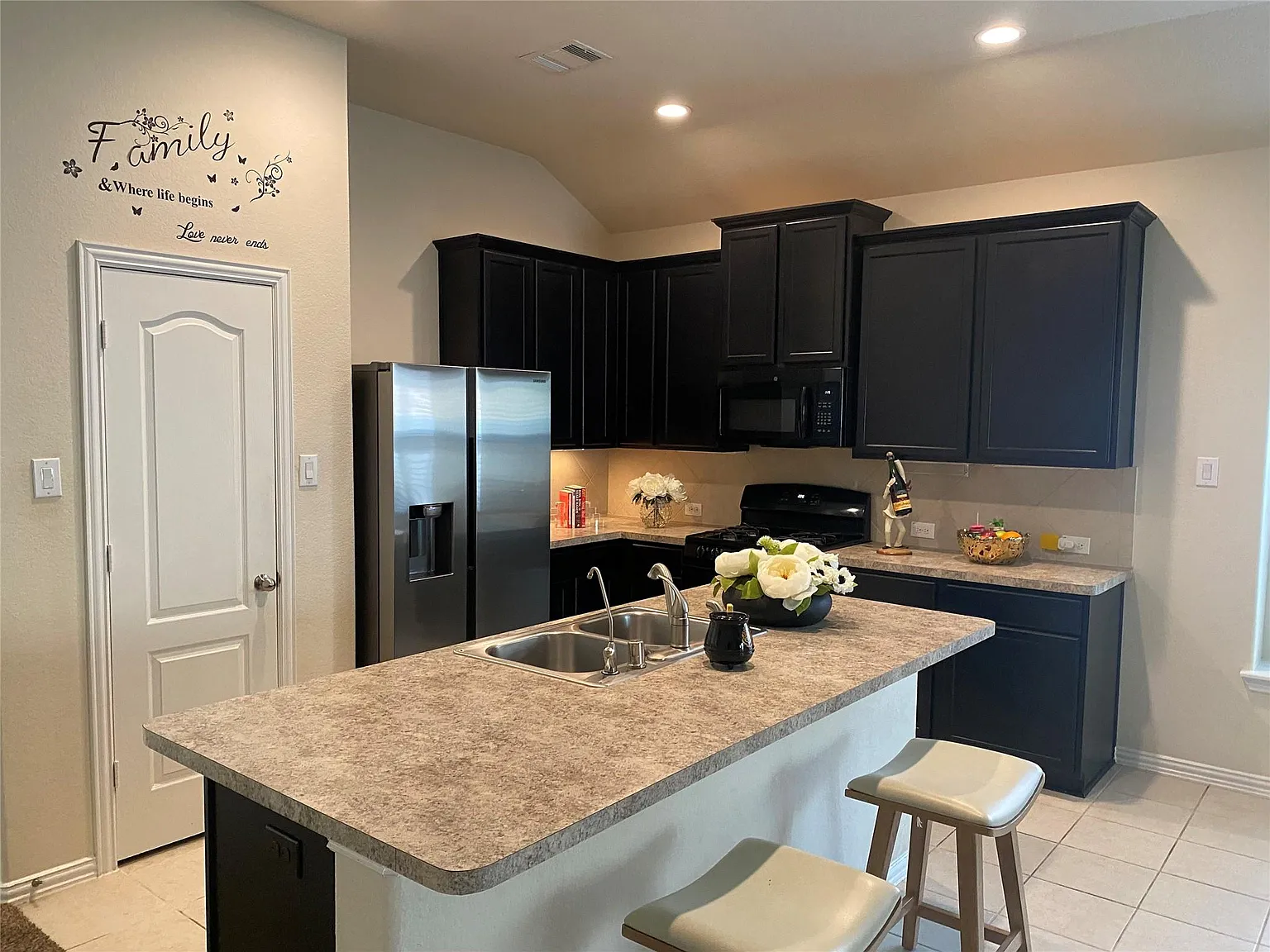 4 bed, 2066 sqft, $3,500 — Photo 2