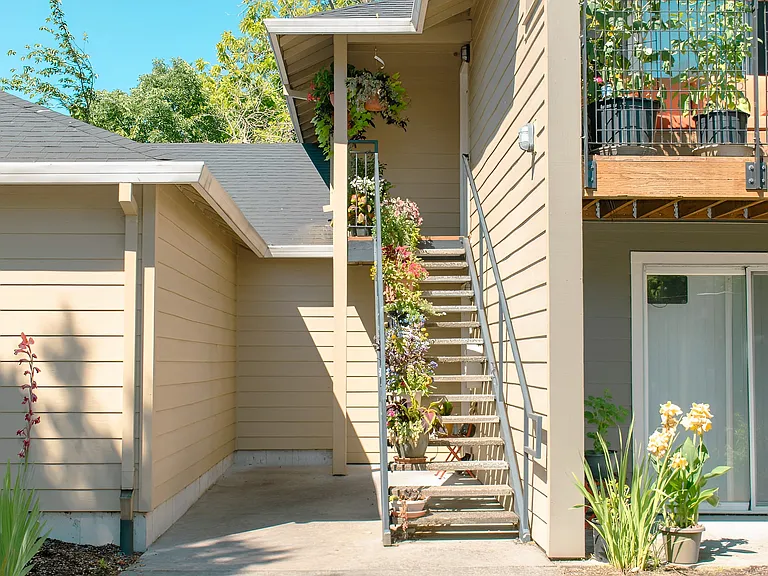Carriage House Apartments — Photo 9