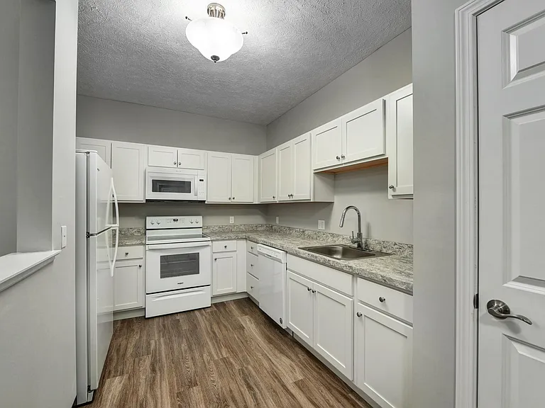 Aquamarine Apartments — Photo 83