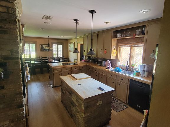 3rd image of 935 Jasmine Dr
