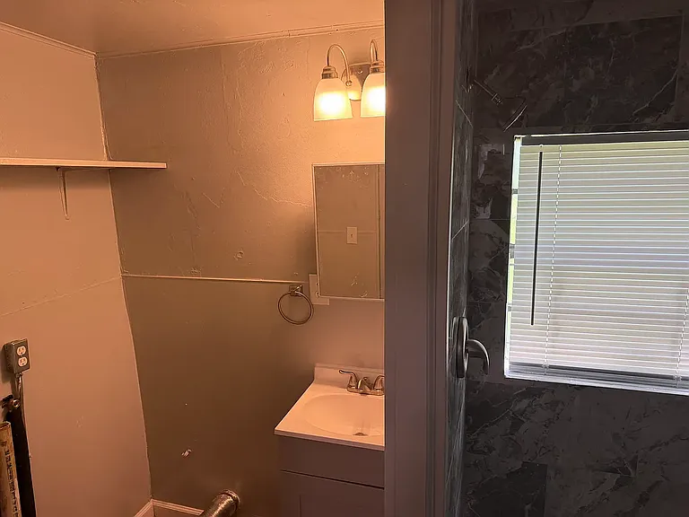 1304 E Clay St — Photo 9