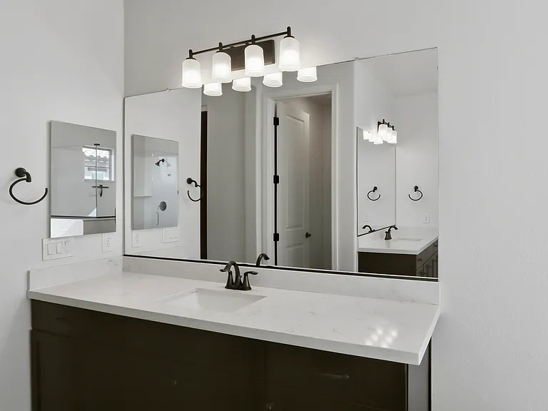227 E Beatryce St — Photo 31