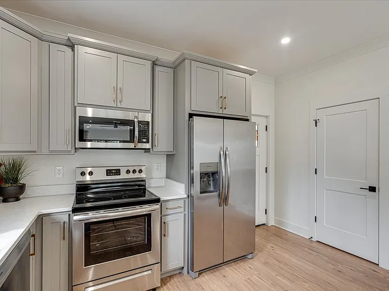 2519 E 12th St — Photo 11