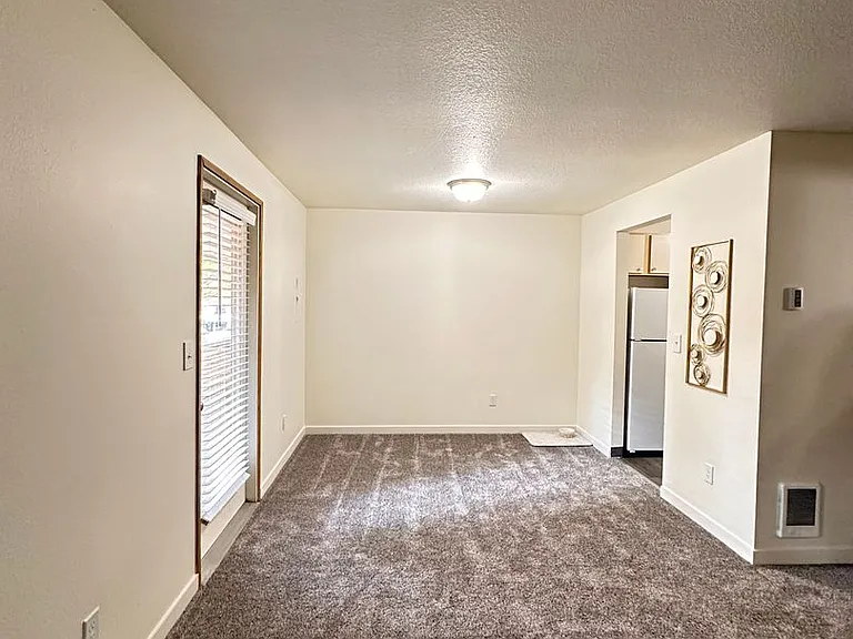Willow Creek Apartments — Photo 5