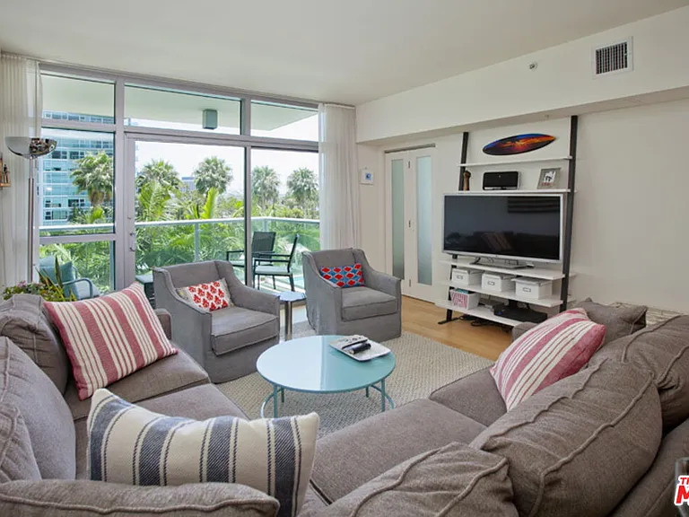 13700 Marina Pointe Dr #630 — Photo 3