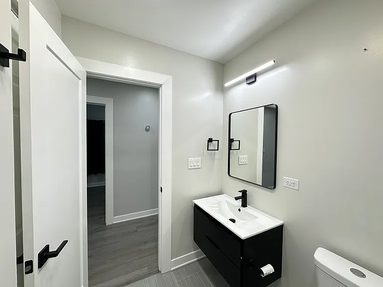 1937 W Grand Ave #3 — Photo 20