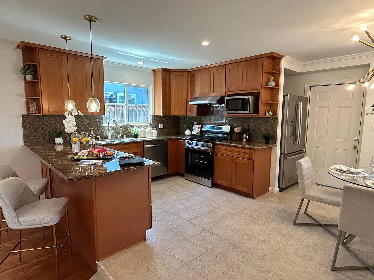 3 bed, 2.0 bath, 1468 sqft, $5,000 — Photo 2