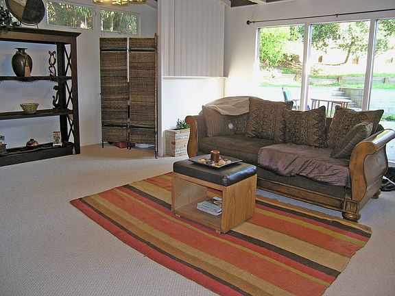 Spacious familly room with vaulted ceiling