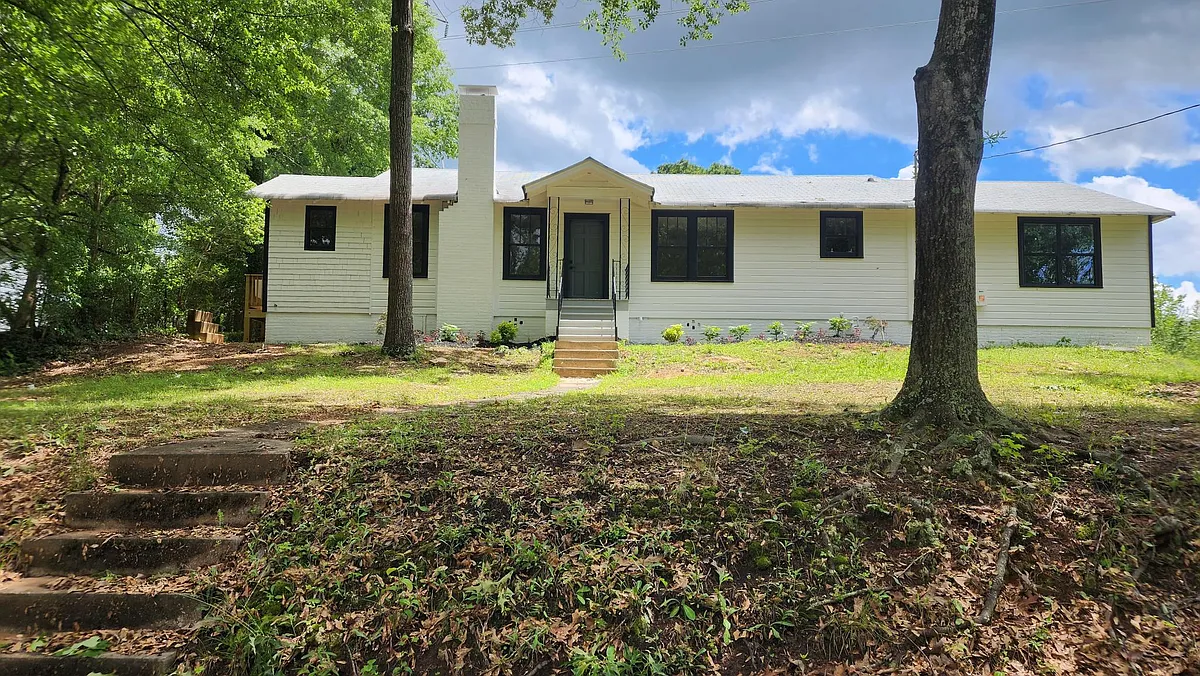 Photo 1 of 20 - 113 Saint Lo Cir - Easley, SC Primary Photo - 113 Saint Lo Cir
