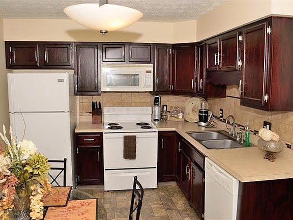 3rd image of 116 Garden Park Dr