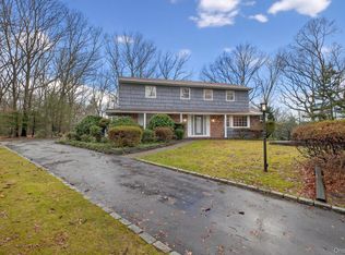4 Penn Court, Dix Hills, NY 11746