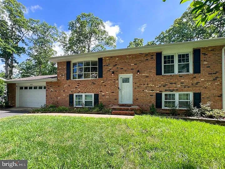 433 Deerwood Dr — Photo 2