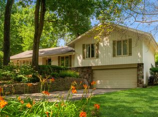 222 Lakewood Dr, Oakwood Hills, IL 60013