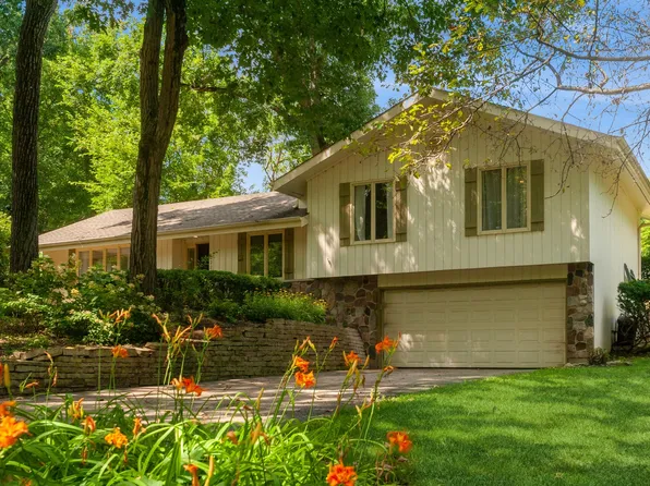 222 Lakewood Dr, Oakwood Hills, IL 60013