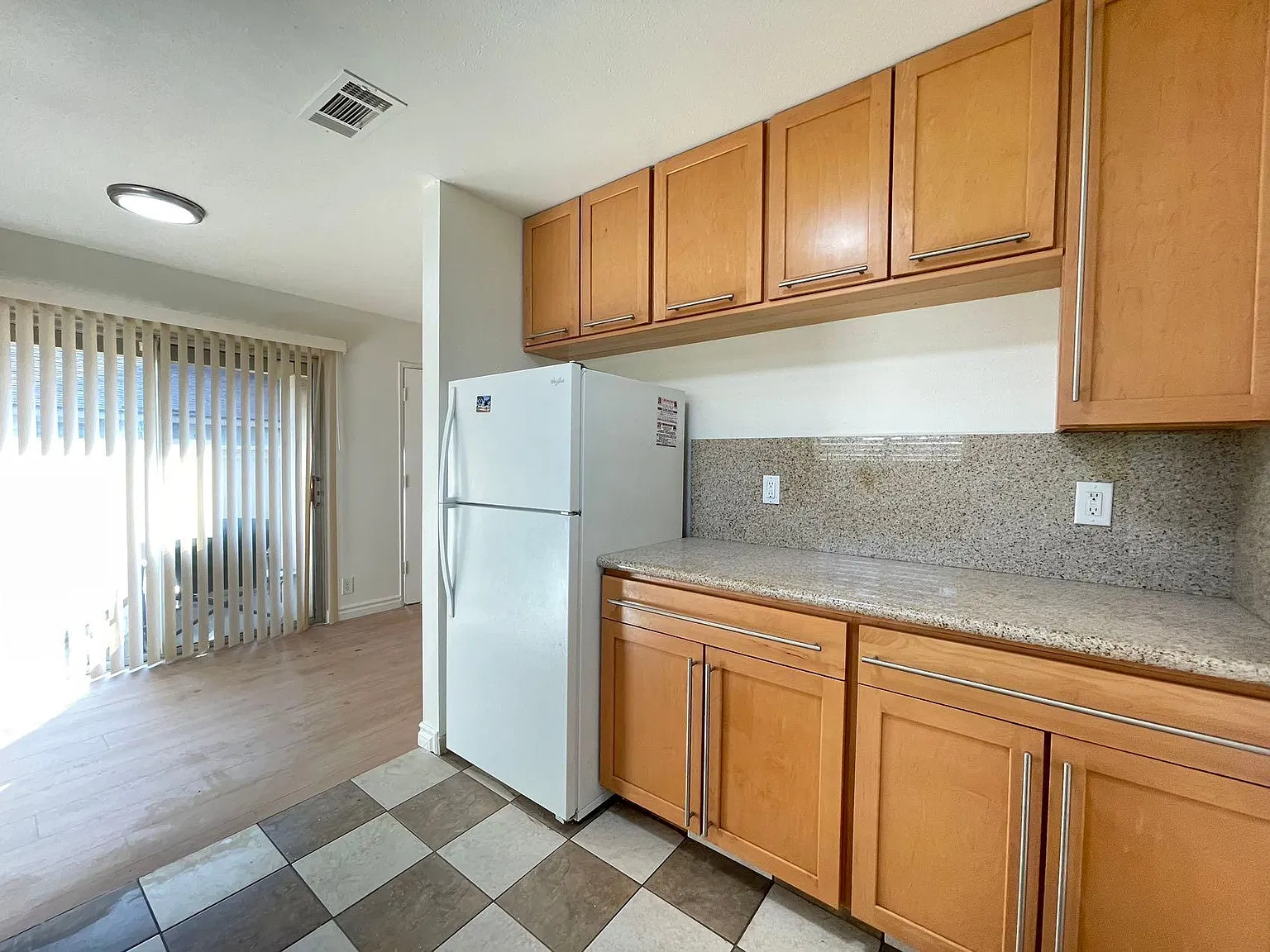 2 bed, 820 sqft, $2,500 — Photo 3