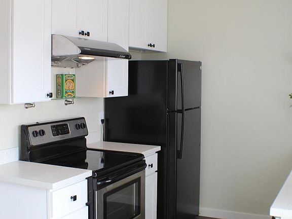 2nd image of 911 Coburn Ct APT B