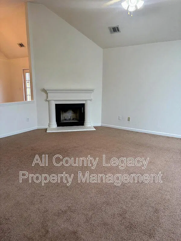 3 bed, 2.0 bath, 1918 sqft, $1,995 — Photo 3