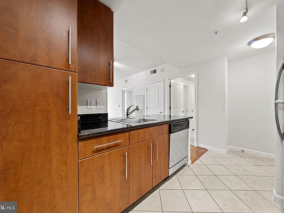 5th image of 1021 N Garfield St APT 512