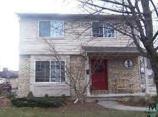 402 Roth Blvd, Clawson, MI 48017