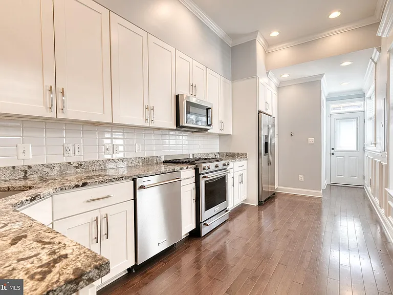 2205 Bank St — Photo 9
