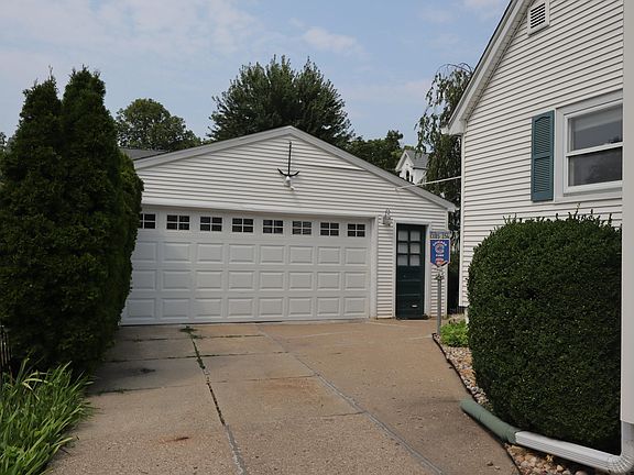5th image of 607 McLean St