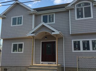 845 Bay 8th St, West Islip, NY 11795