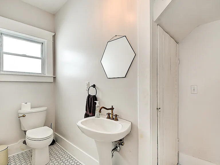 2241 Nowland Ave — Photo 16