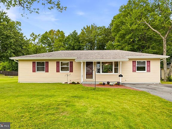 3rd image of 201 Cedar Ln