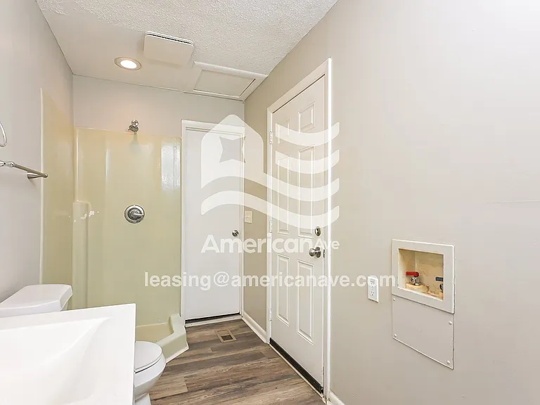 1237609_012_bathroom_13.jpg