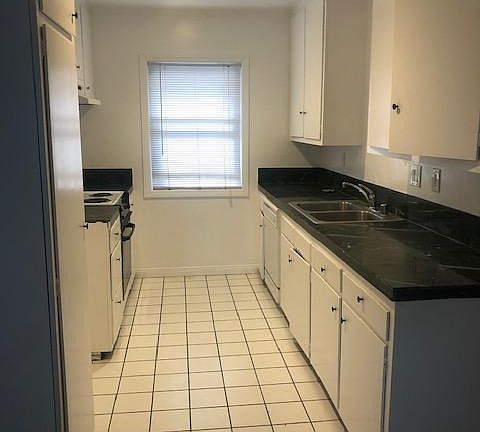 4th image of 442 Newport Ave