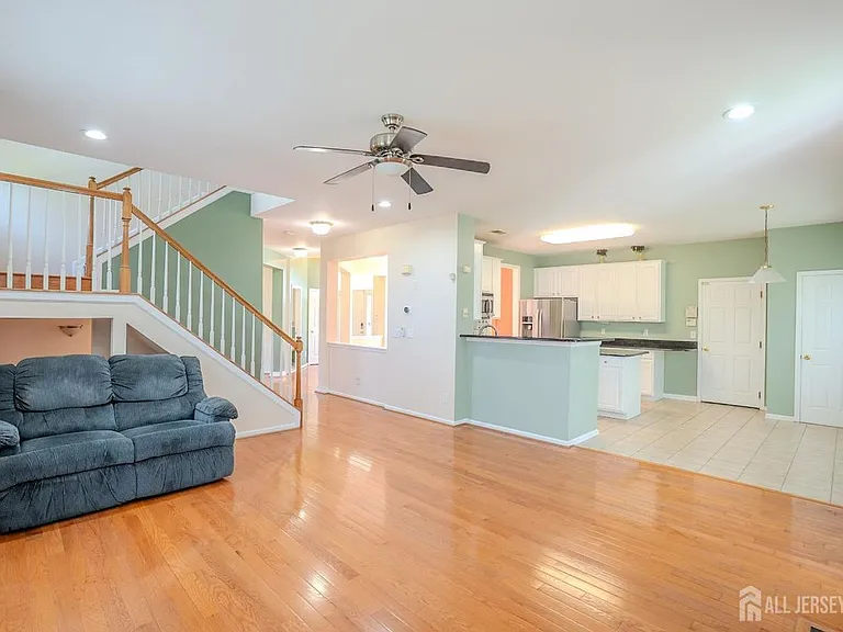 31 Hawthorn Dr — Photo 11